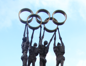 Photo d'une sculpture avec des anneaux olympiques