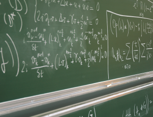 Photo d'un tableau noir avec formules mathématiques